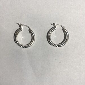 Aretes redondos de plata, muy buena calidad, nuevos. Round silver earrings.